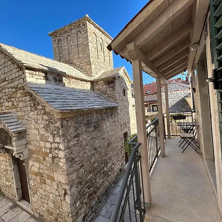 Perfectly Located Cherry Stone House Apartment