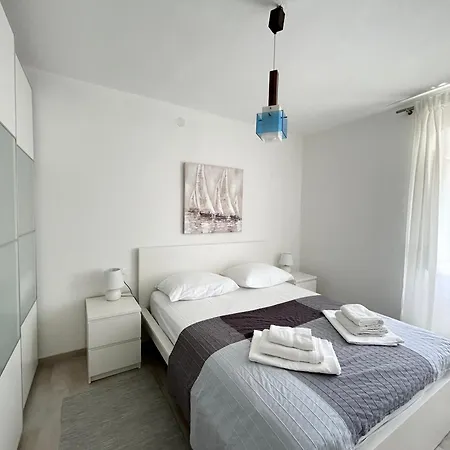 Apartment Perfectly Located Cherry Stone House Split