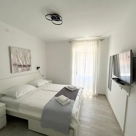 Perfectly Located Cherry Stone House * Split